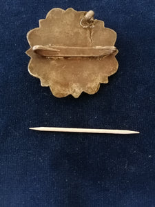 Broche ou boucle en bronze tibétin avec turquoise au centre. Début XXème 