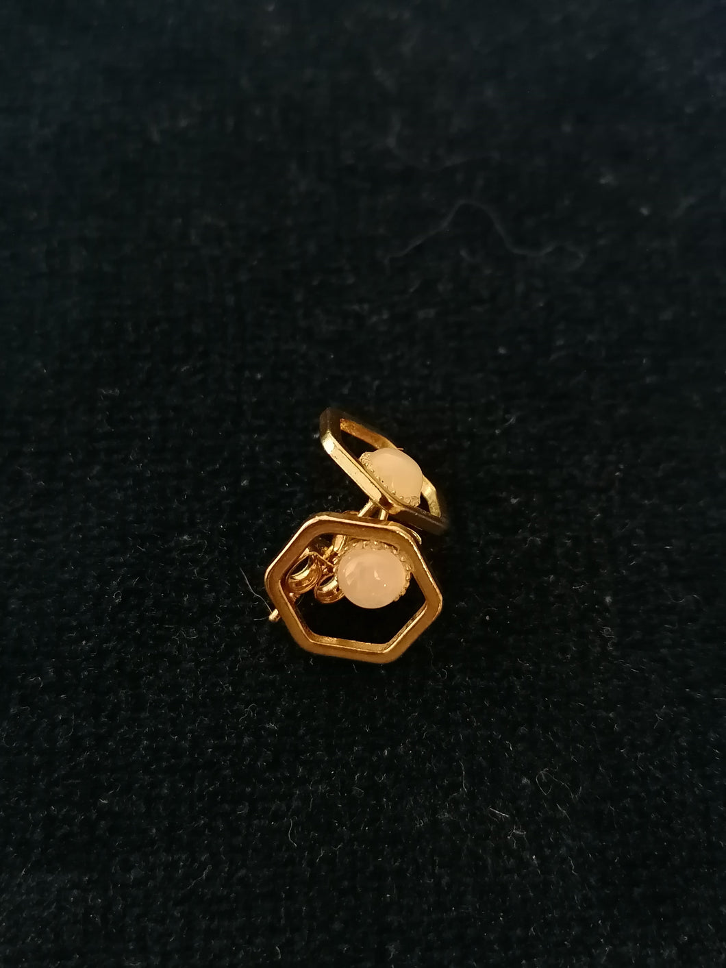 Paire de clou d'oreille doré fantaisie, parfait état 