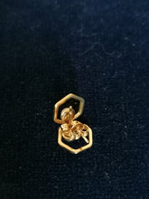 Charger l&#39;image dans la galerie, Paire de clou d&#39;oreille doré fantaisie, parfait état 
