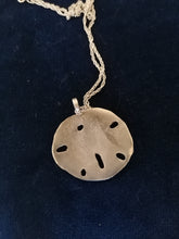 Charger l&#39;image dans la galerie, Pendentif oursin en étain, avec chaîne en métal. 

