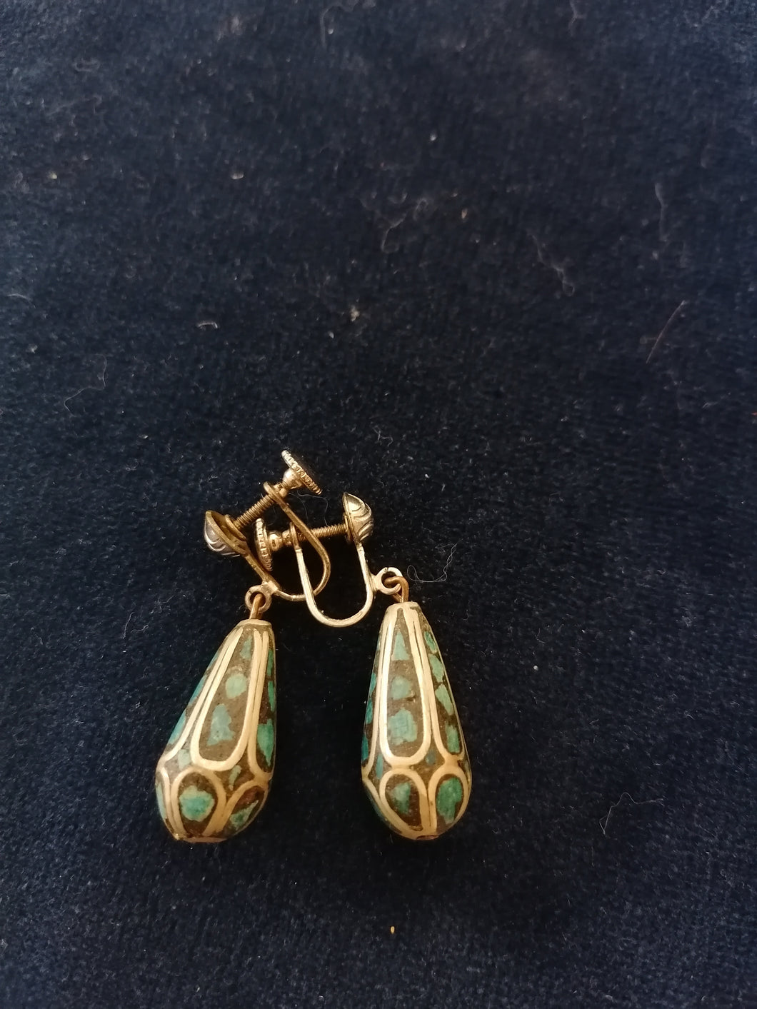 Paire de boucle d'oreille en métal et petits morceaux de turqoises.