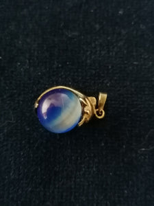 Pendentif dauphin en argent avec boulle en verre colorée. 