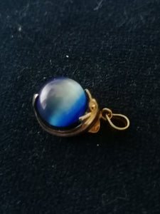 Pendentif dauphin en argent avec boulle en verre colorée. 