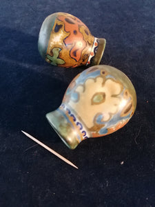Gouda Hollande paire de petit vase en céramique peinte à la main et signé. Parfait état, travail XXème. 