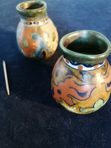 Gouda Hollande paire de petit vase en céramique peinte à la main et signé. Parfait état, travail XXème. 