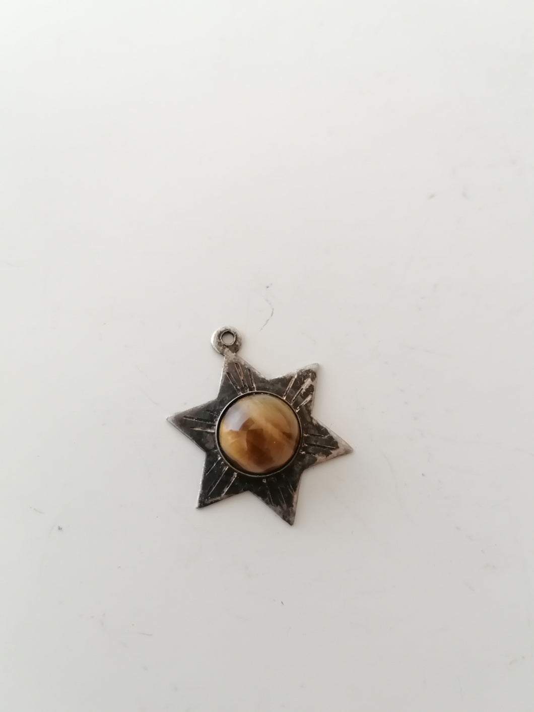 Pendentif étoile de David en argent massif, avec cabochon œil de tigre.