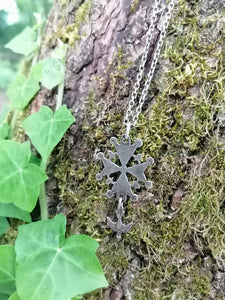 Belle croix huguenote ancienne, en argent massif avec chaîne 