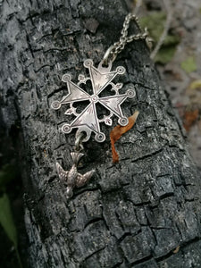 Belle croix huguenote ancienne, en argent massif avec chaîne 