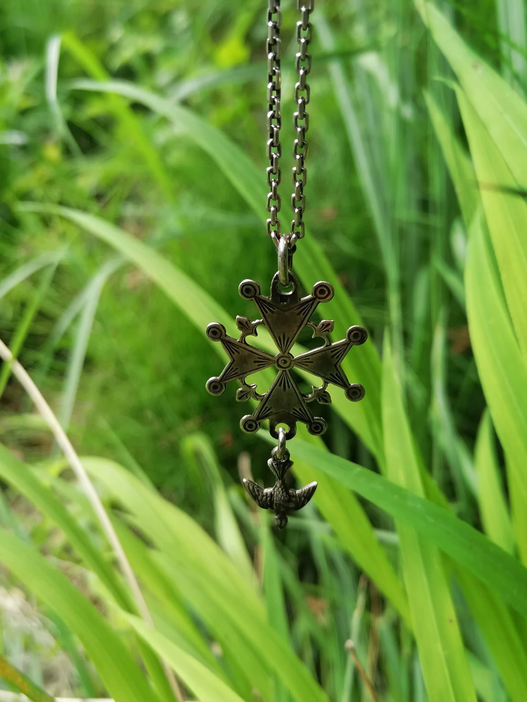 Belle croix huguenote ancienne, en argent massif avec chaîne 