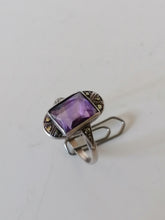 Charger l&#39;image dans la galerie, Bague d&#39;époque Art Déco en argent massif, améthyste taillée et marcassite. 

