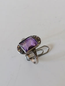 Bague d'époque Art Déco en argent massif, améthyste taillée et marcassite. 