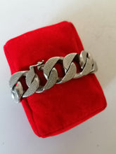 Charger l&#39;image dans la galerie, Bracelet gourmette grosse maille lourde,  taille un peu petit. Poinçons orientale, Egypt ouTunisie.
