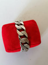 Charger l&#39;image dans la galerie, Bracelet gourmette grosse maille lourde,  taille un peu petit. Poinçons orientale, Egypt ouTunisie.
