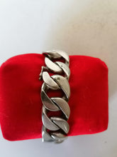Charger l&#39;image dans la galerie, Bracelet gourmette grosse maille lourde,  taille un peu petit. Poinçons orientale, Egypt ouTunisie.
