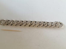 Charger l&#39;image dans la galerie, Bracelet gourmette grosse maille lourde,  taille un peu petit. Poinçons orientale, Egypt ouTunisie.
