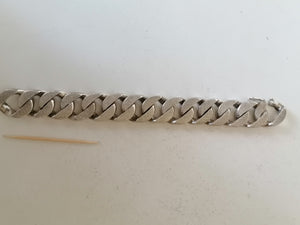 Bracelet gourmette grosse maille lourde,  taille un peu petit. Poinçons orientale, Egypt ouTunisie.