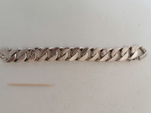 Charger l&#39;image dans la galerie, Bracelet gourmette grosse maille lourde,  taille un peu petit. Poinçons orientale, Egypt ouTunisie.
