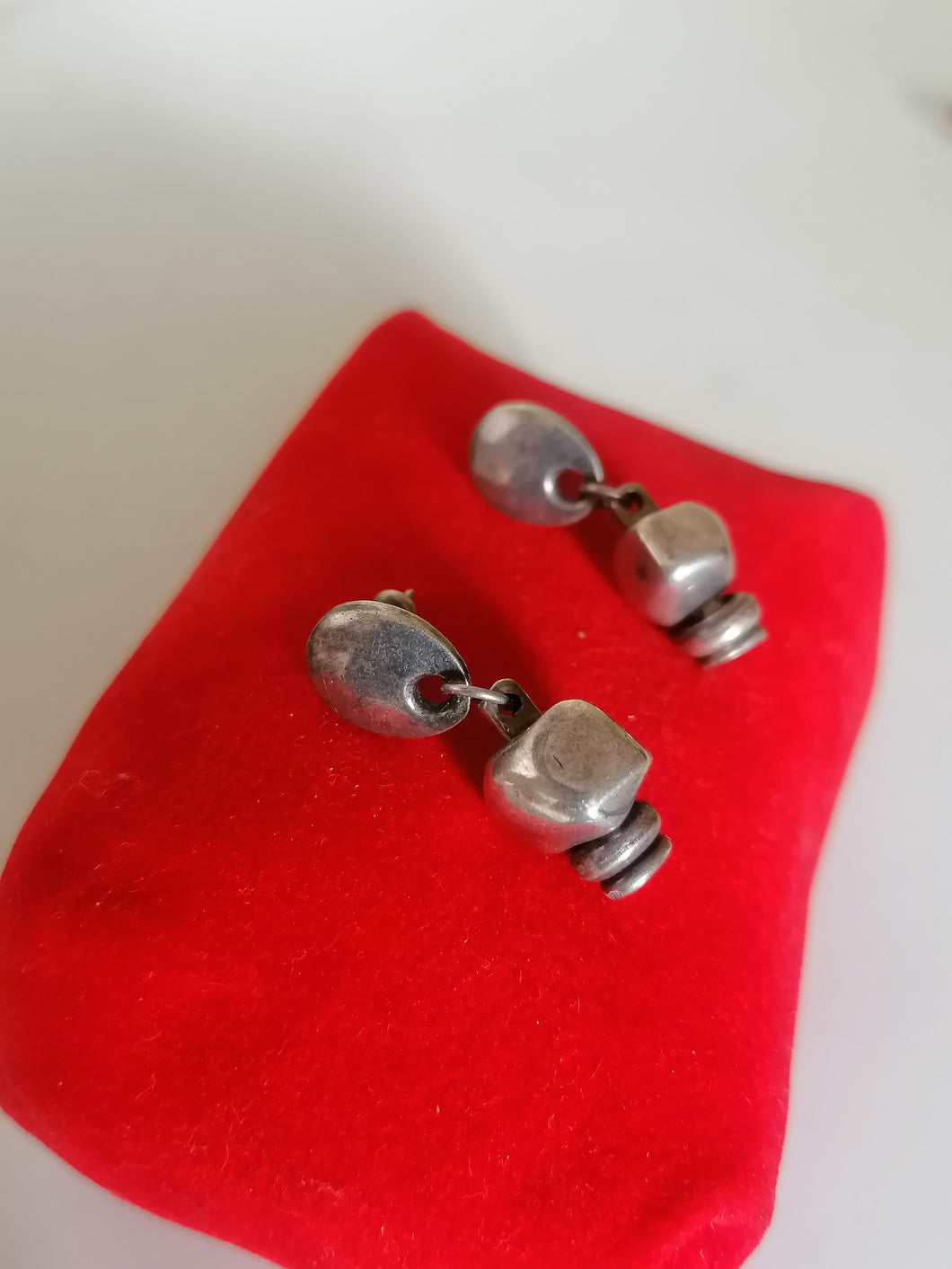 Douze, paire de clou d'oreille argenté. 