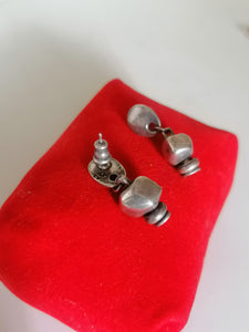 Douze, paire de clou d'oreille argenté. 