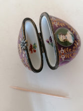 Charger l&#39;image dans la galerie, Petite boîte en porcelaine décors décalque et dorure peinte. 
