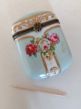 Charger l&#39;image dans la galerie, Petite boîte en porcelaine, peinture et décalque,. XXÈME 
