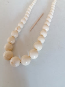 Collier vintage en plastique, couleur ivoire. 