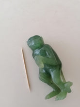 Charger l&#39;image dans la galerie, Singe en pierre de jade sculpté, chine XXème
