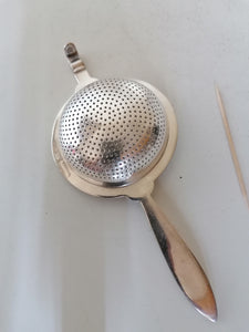 Christofle passoire à thé en métal argenté, modèle art déco, en parfait état. 