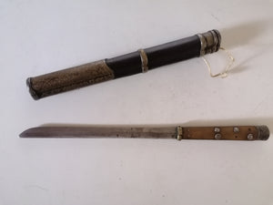 Couteau de voyage probablement Birmanie début XIXème manque les baguettes. Jolie travail par incrustations sur le fourreau. 