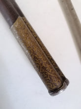 Charger l&#39;image dans la galerie, Couteau de voyage probablement Birmanie début XIXème manque les baguettes. Jolie travail par incrustations sur le fourreau. 
