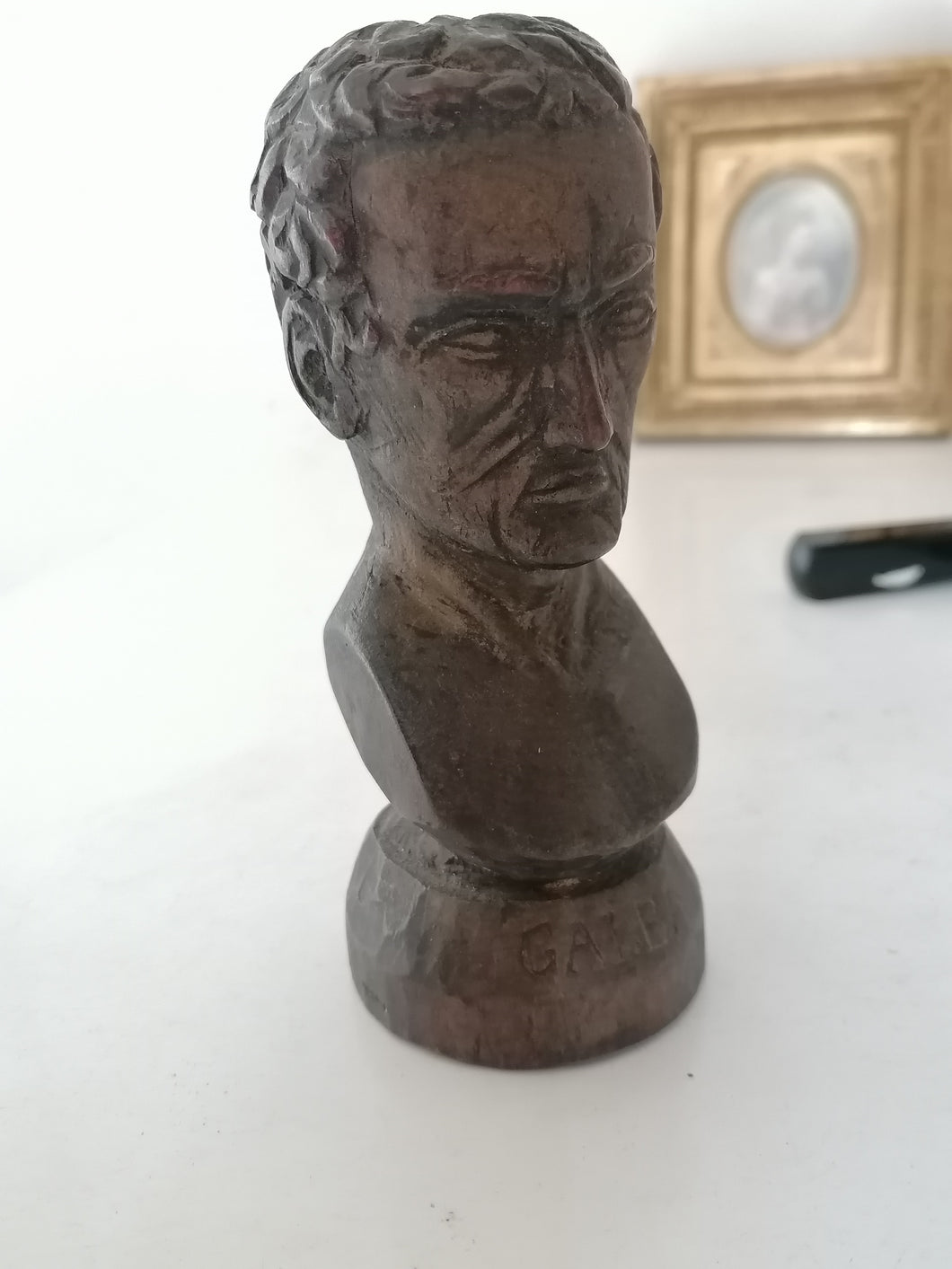 Buste en bois sculpté de l'empereur Galba, signé au dessous John Joseph baud début