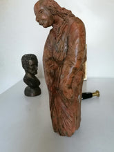 Charger l&#39;image dans la galerie, Claire Pierpoint artiste Genevoise XXème sculpture personnage signé au dessous
