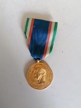Charger l&#39;image dans la galerie, Victor Emmanuel III médaille des école argent doré. 
