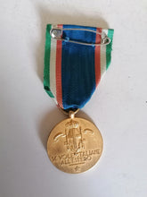 Charger l&#39;image dans la galerie, Victor Emmanuel III médaille des école argent doré. 

