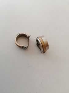 Paire de boucle d'oreille 1970 en acier, de belle qualité. Poinçons GM à identifier 