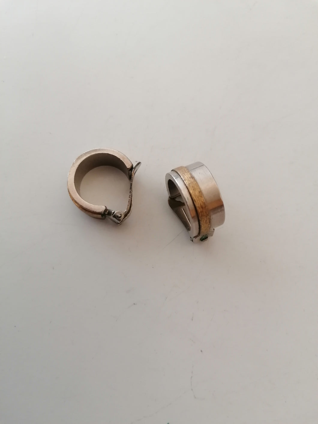 Paire de boucle d'oreille 1970 en acier, de belle qualité. Poinçons GM à identifier 