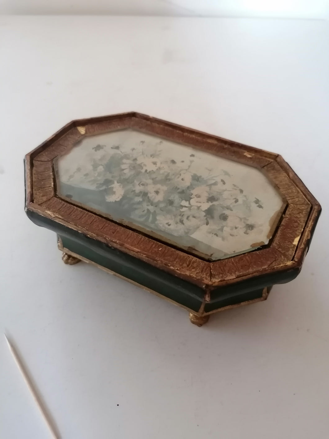Boîte à bijoux en carton peint et doré, XIXème, en l'état. 
