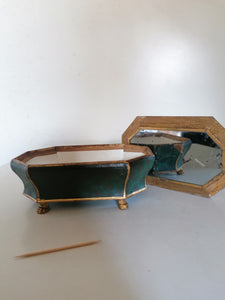 Boîte à bijoux en carton peint et doré, XIXème, en l'état. 