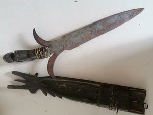 Couteaux rituel africain, probablement Congo, lame en fer forgé, manche avec statue en bois, 