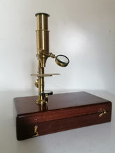 Charger l&#39;image dans la galerie, Microscope de voyage fin XIXe , fonctionne. Avec son contenu. Coffret en acajou 
