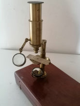 Charger l&#39;image dans la galerie, Microscope de voyage fin XIXe , fonctionne. Avec son contenu. Coffret en acajou 
