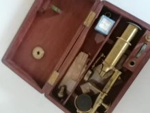 Charger l&#39;image dans la galerie, Microscope de voyage fin XIXe , fonctionne. Avec son contenu. Coffret en acajou 
