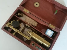 Charger l&#39;image dans la galerie, Microscope de voyage fin XIXe , fonctionne. Avec son contenu. Coffret en acajou 
