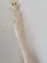 Charger l&#39;image dans la galerie, Chasse mouche style égyptiens, manche en os sculpté. XXème 
