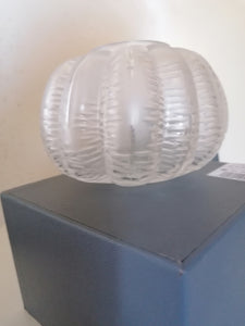 Lalique vase en cristal dépoli, modèle halloween. Avec son coffret d'origine en parfait état. 