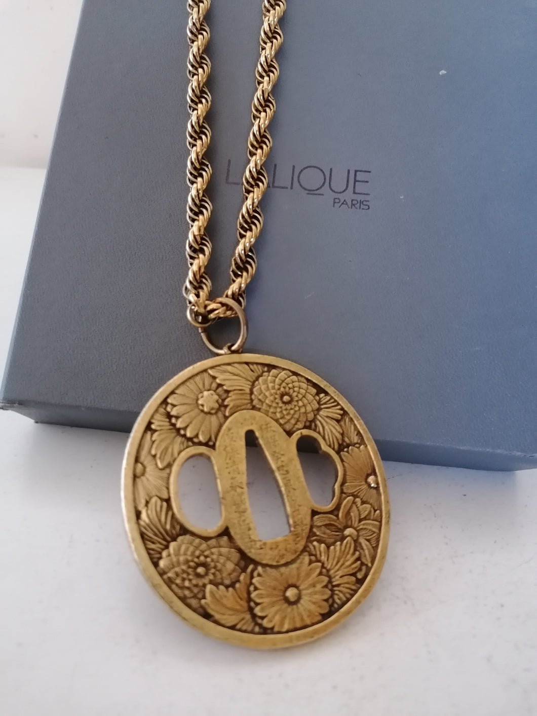 Alva museum réplique, tsuba japonais pendentif doré avec chaîne 
