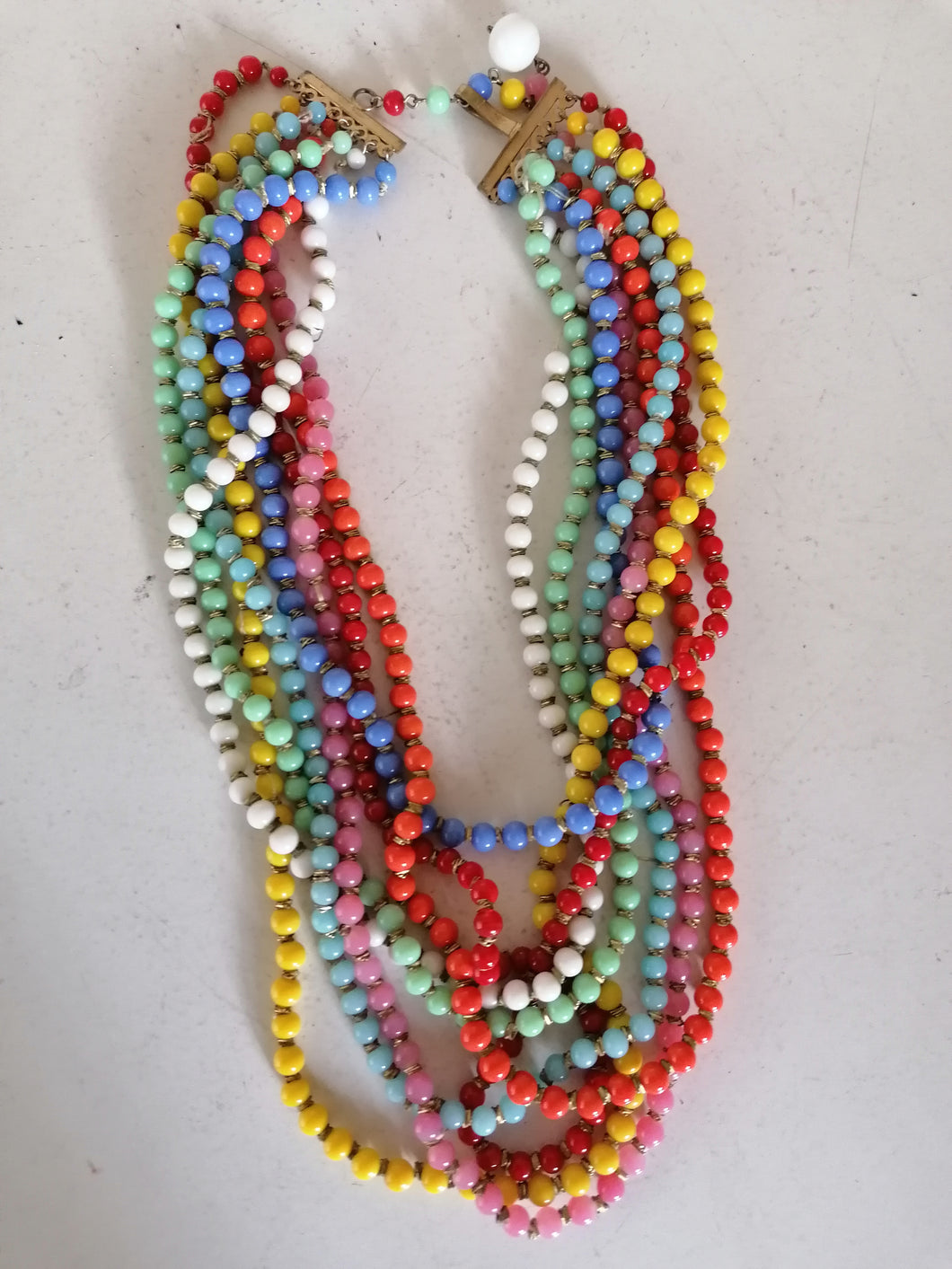 Collier perles de couleurs en verres, probablement milieu XXème. À déja eu quelques réparations.