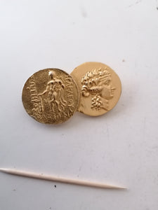 Alva museum réplique, broche monnaie antique doré. 