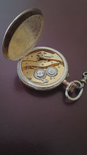 Charger et lire la vidéo dans la visionneuse de la Galerie, Montre de poche (homme) boîtier en argent massif et doré. Première moitiée Xxème travail Suisse
