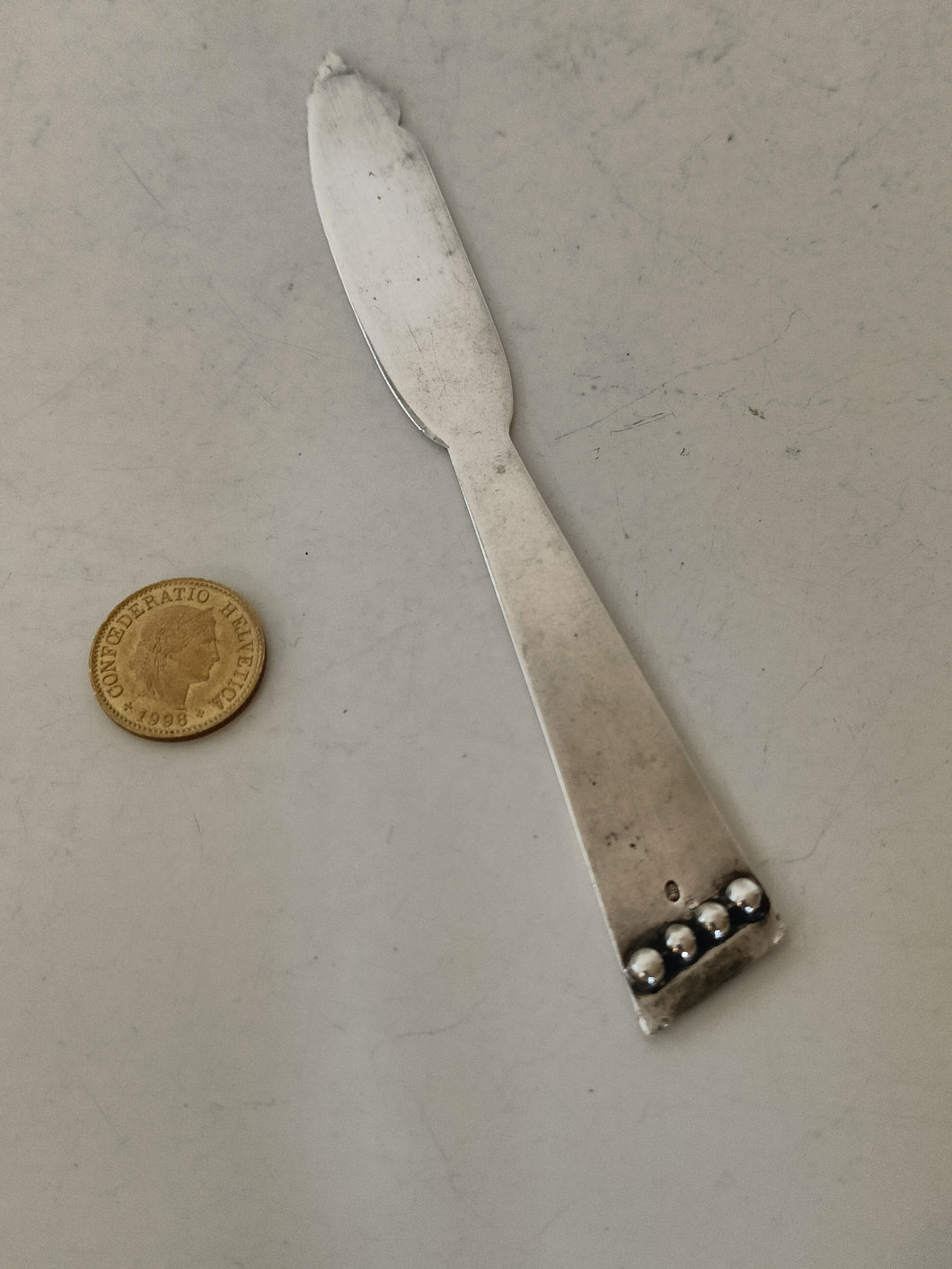 Couteau à beurre en argent massif, design début XXÈME, poinçons à identifier